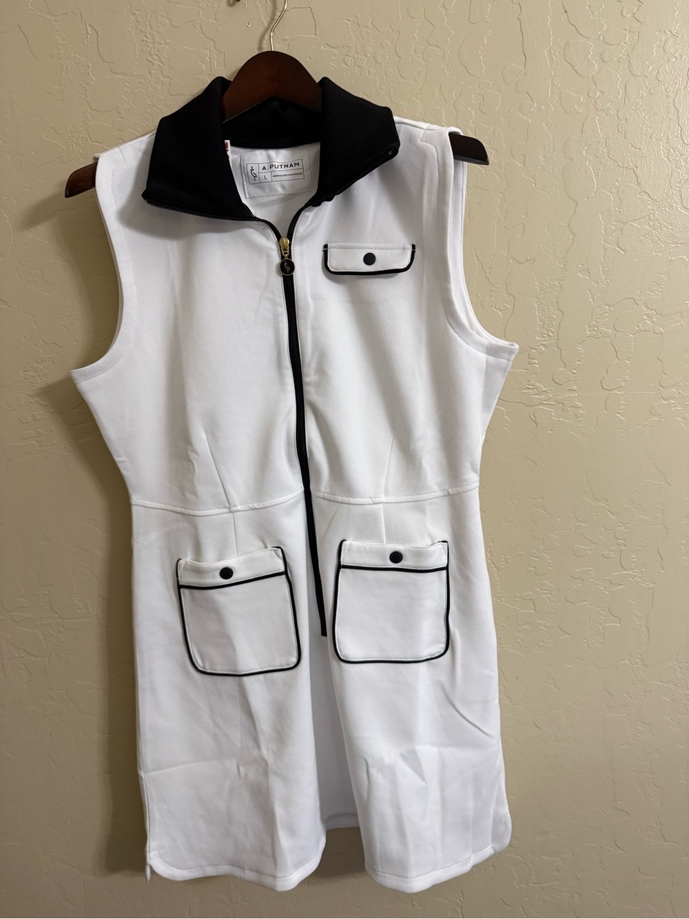 A Putnam Trendy Golf dress in white and Black NWOT size L